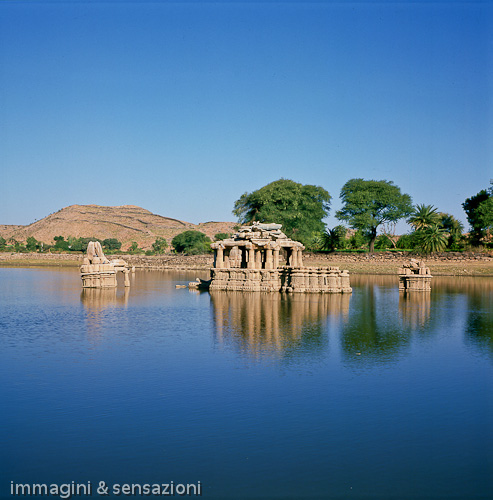 alberi e tempio riflessi nell'acqua