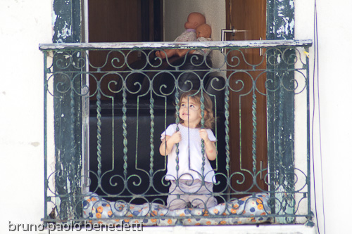 bambina al balcone